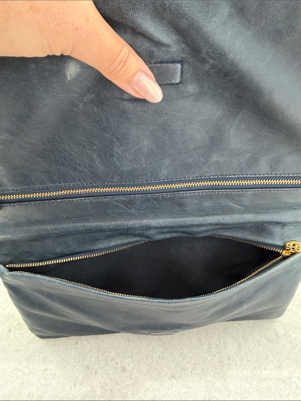 Tory Burch Navy Patent Croc-Embossed Clutch with Gold Logo - Picture 3 of 7
